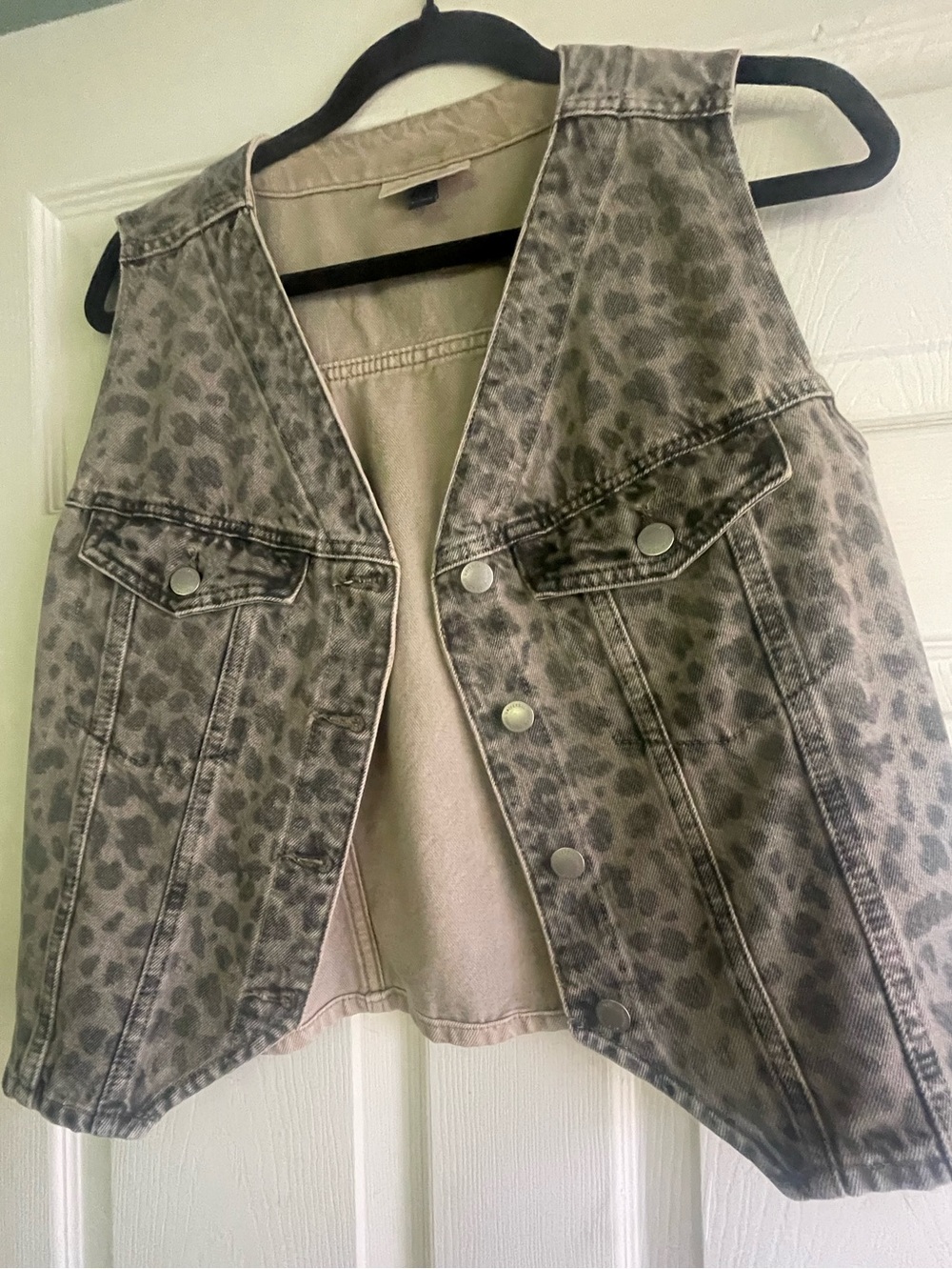 Sleeveless Animal Print Denim Vest - Gray